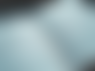 Pesquisador analisando revistas científicas para publicação de artigo acadêmico