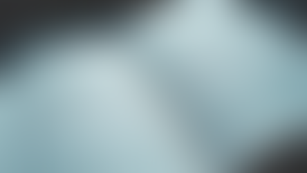 Pesquisador analisando revistas científicas para publicação de artigo acadêmico