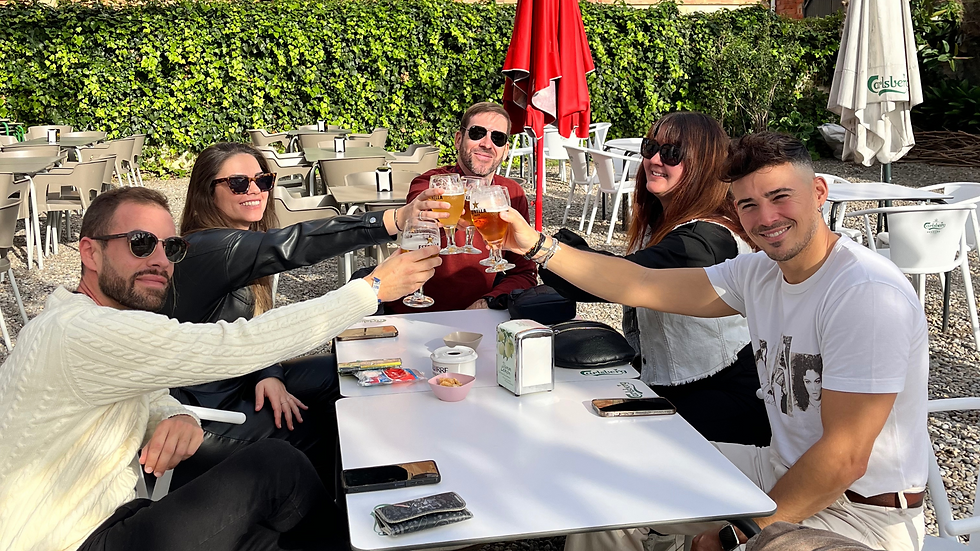 Amics brindant a la terrassa de Centru Cafè.