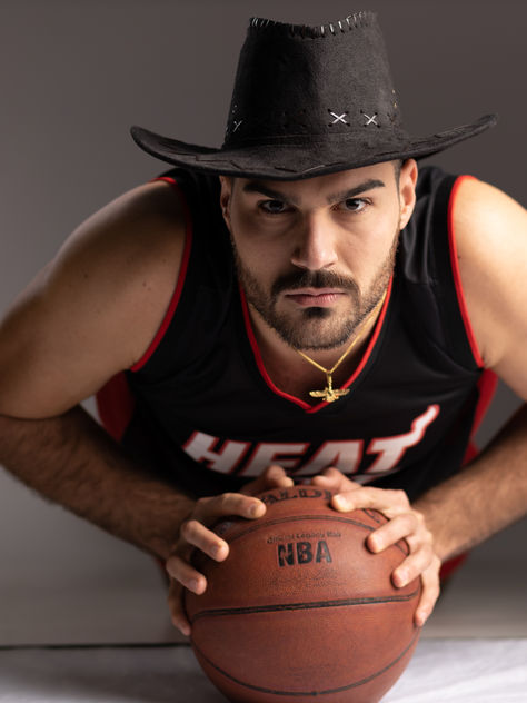 Conheça Shayan Haghbin o novo integrante de A Fazenda 14