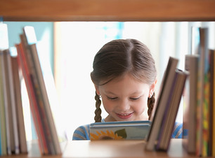 Улыбающаяся девушка с книгой