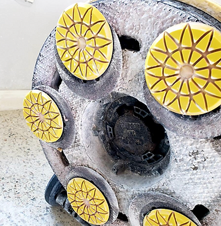 Floor grinding machine with yellow pads