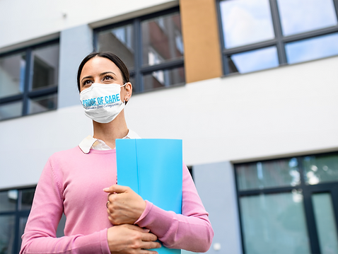 face-mask-mockup-featuring-a-woman-at-wo