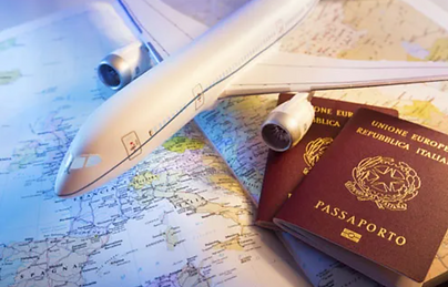 avião em miniatura em cima de uma mapa