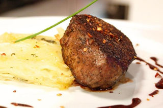 Filé em crosta de café, molho de cacau e mil-folhas de batata