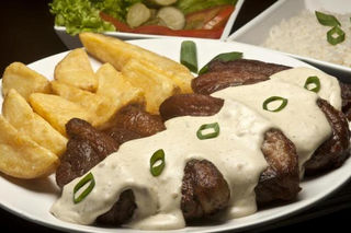 Picanha assada ao molho de ervas