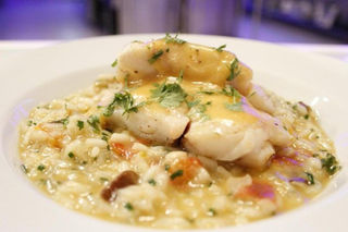 Risoto com shiitake salteado e filé de pargo ao molho satay