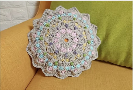 כרית עגולה עם דוגמת מנדלה צבעונית