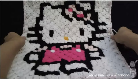 שמיכה סרוגה במסרגה אחת עם ציור הלו קיטי