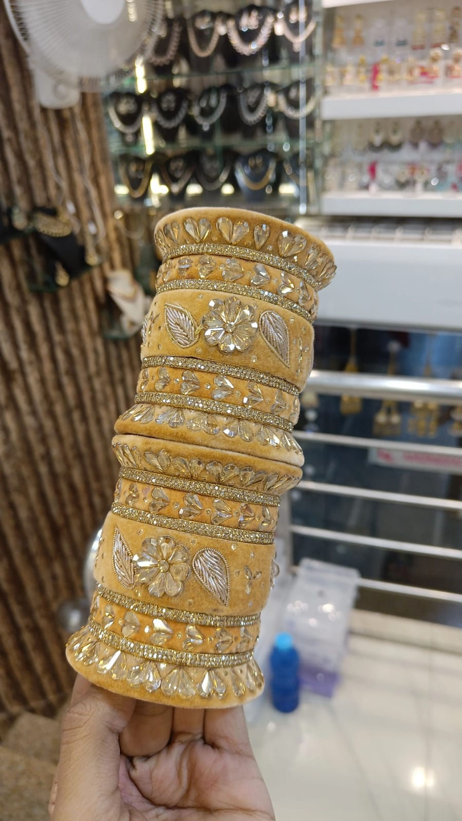 Thumbnail: Tranding valvet bangles