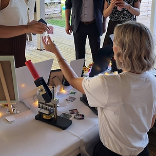 Dame sur un stand de création de Magnet