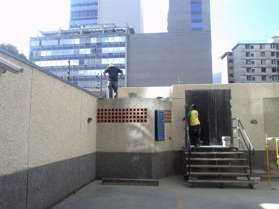 Canto rodado en pared perimetral.