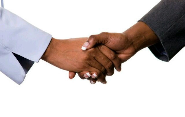 blackwomenhandshake-640x406