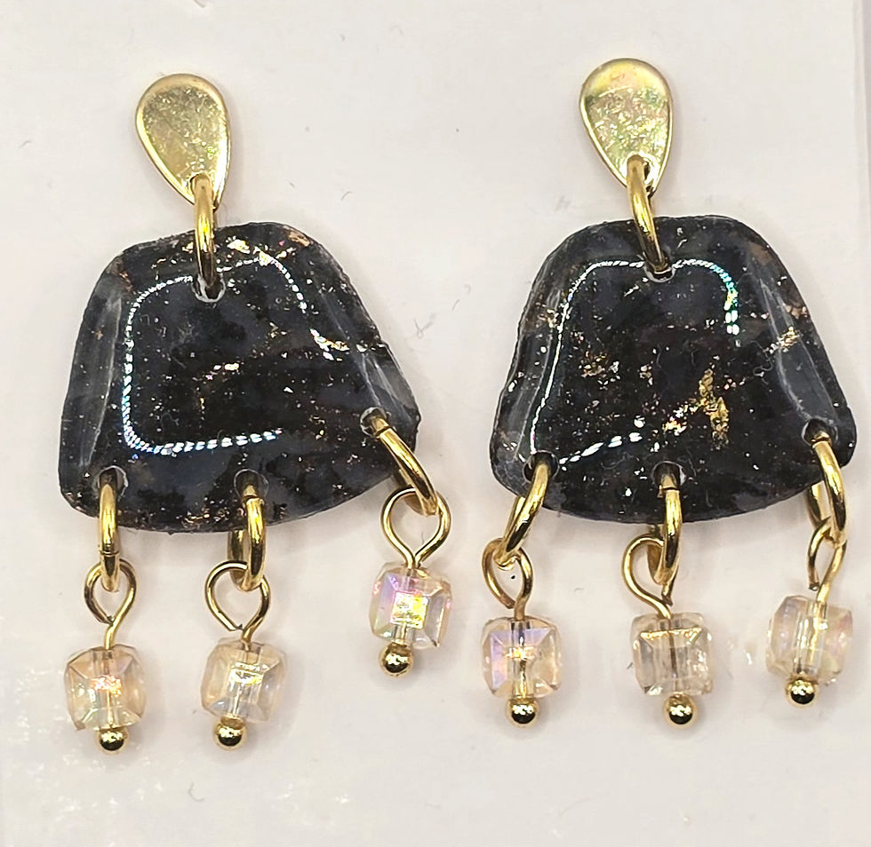 Boucles d'oreilles pâte polymèrenoir éclats d'or recouverte d'époxy et sur acier inoxydable REACH– virginia Cie Art Bijoux