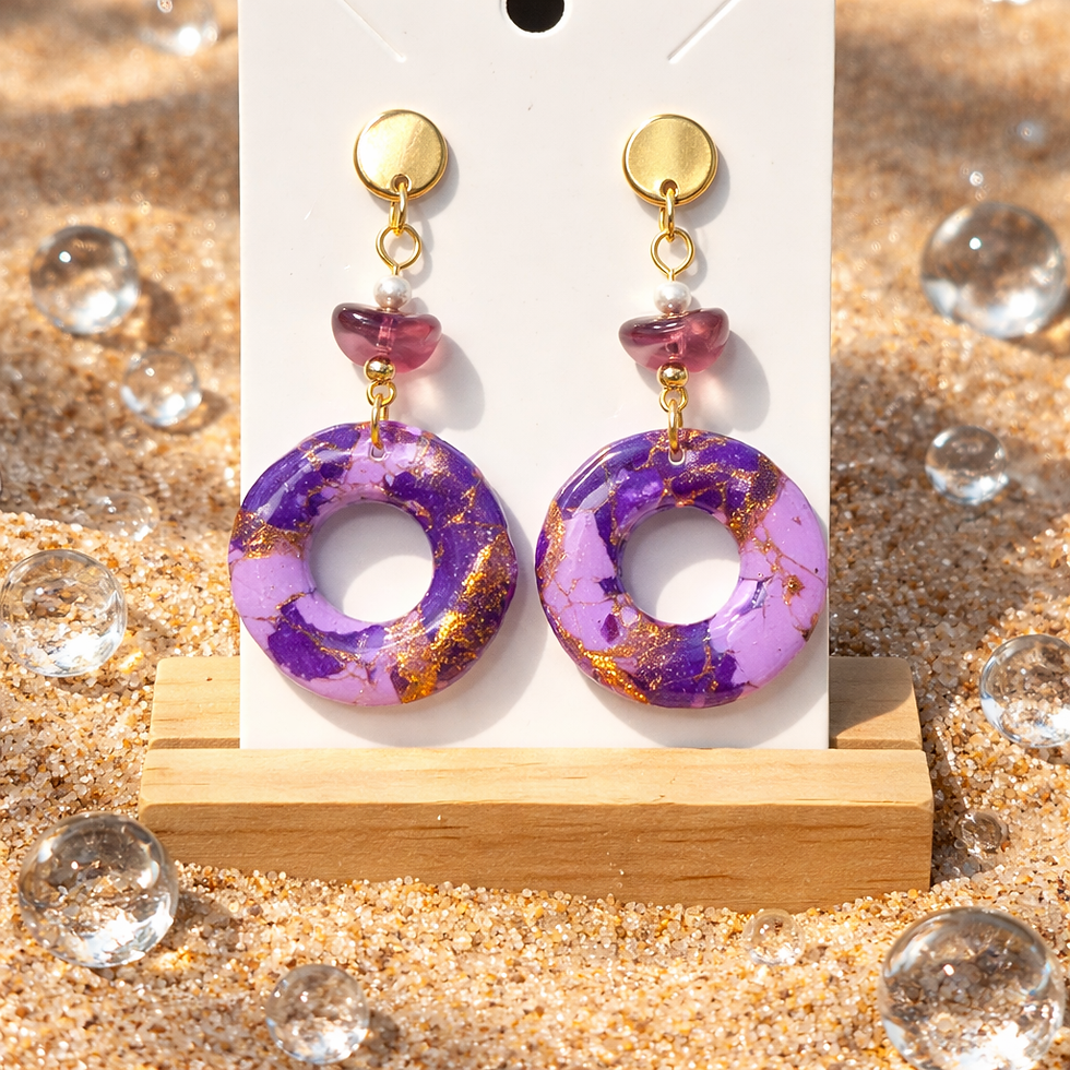 Boucles d'oreilles pâte polymère violet mauve or recouverte époxy et sur acier inoxydable REACH– virginia Cie Art Bijoux