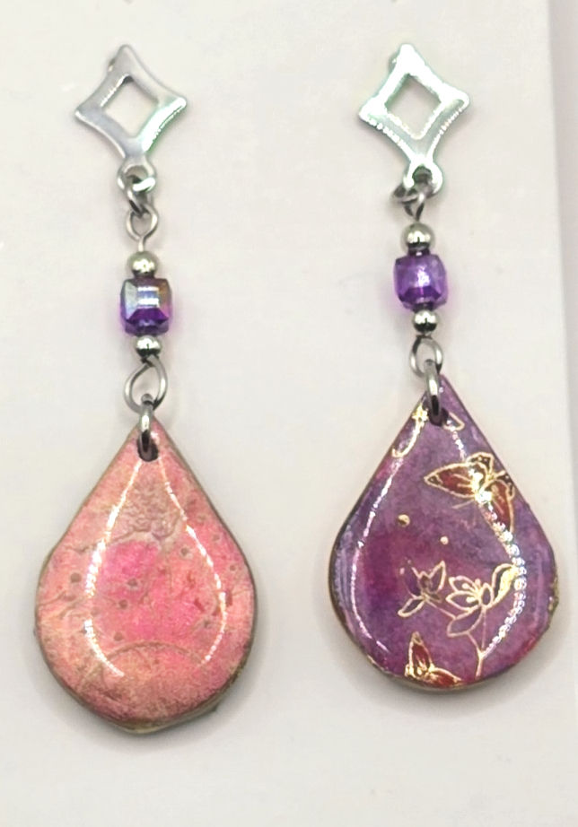 Boucles d'oreilles pâte polymère rose et violette recouverte d'époxy et sur acier inoxydable REACH– virginia Cie Art Bijoux