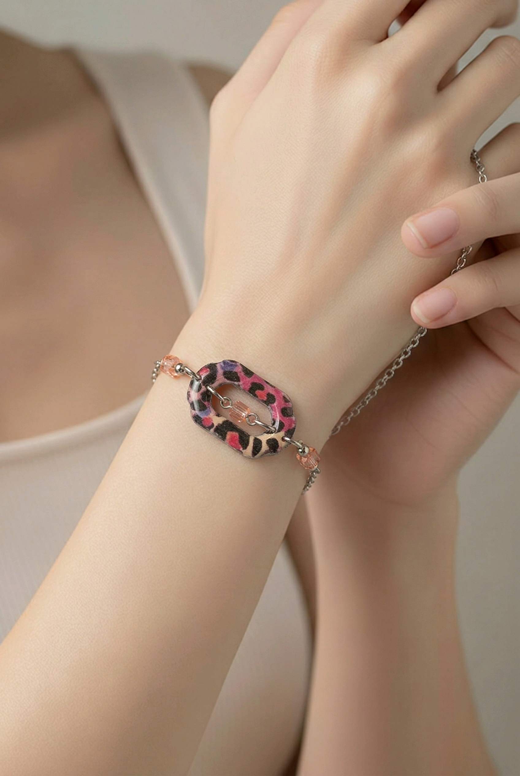 Bracelet en argile polymĂšre lĂ©opard rose orange recouvert d'Ă©poxy sur acier inoxydable REACHâ Virginia Cie Art Bijoux