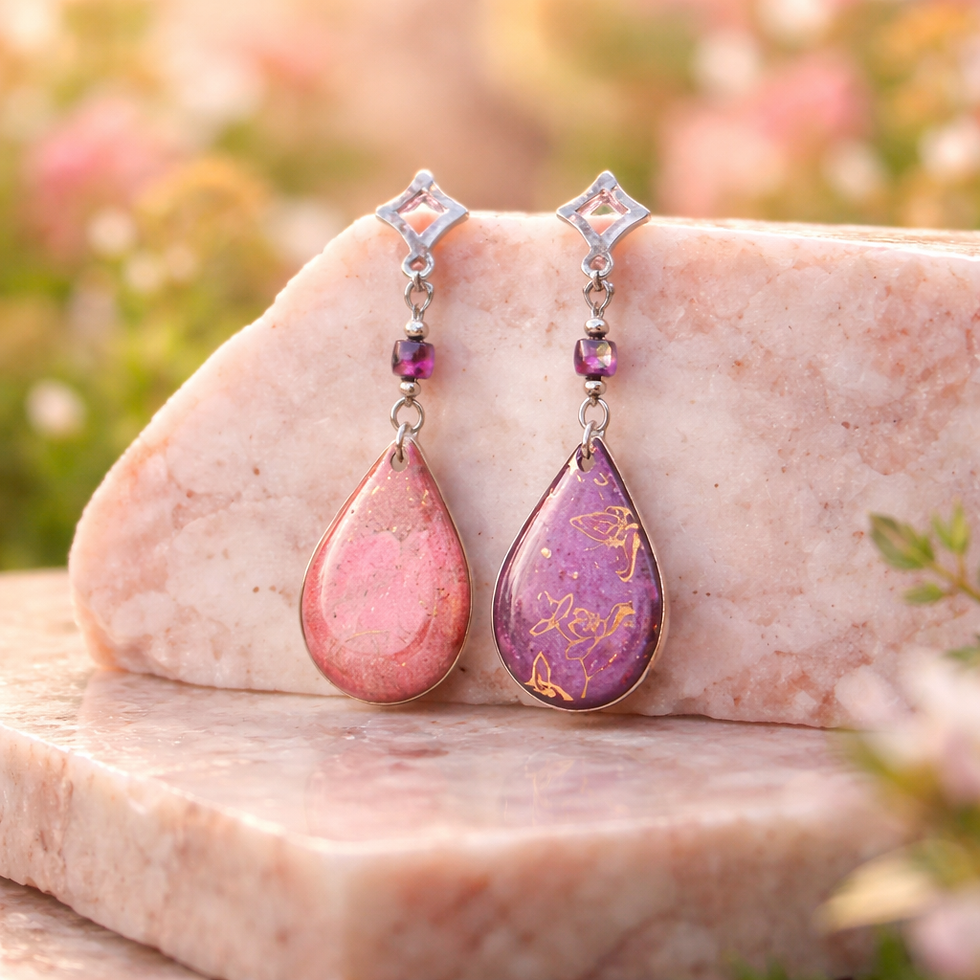 Boucles d'oreilles pâte polymère rose et violette recouverte d'époxy et sur acier inoxydable REACH– virginia Cie Art Bijoux