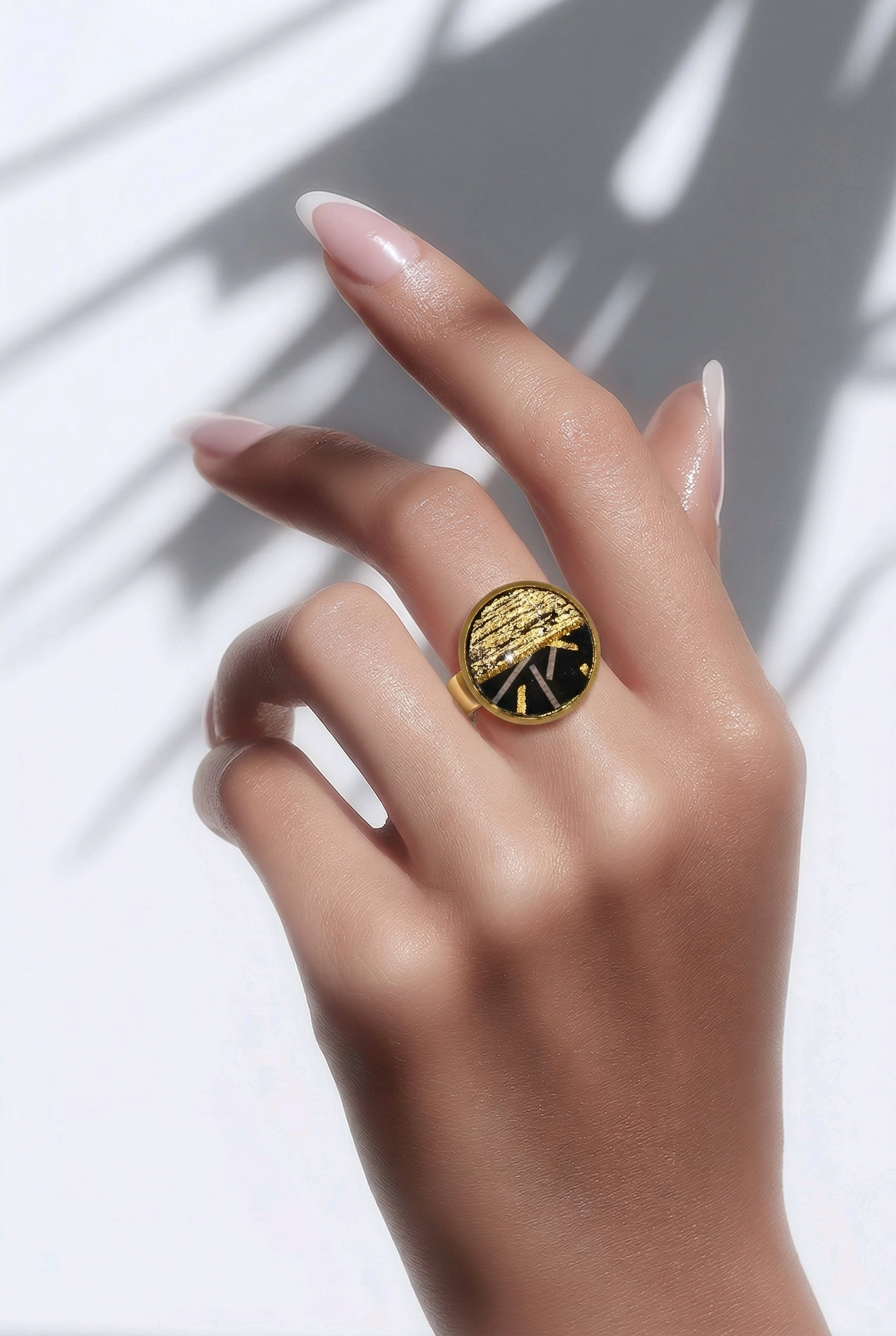 Bague réglable argile polymère noir et or doré recouvert d'époxy montés sur acier inoxydable REACH– virginia Cie Art Bijoux