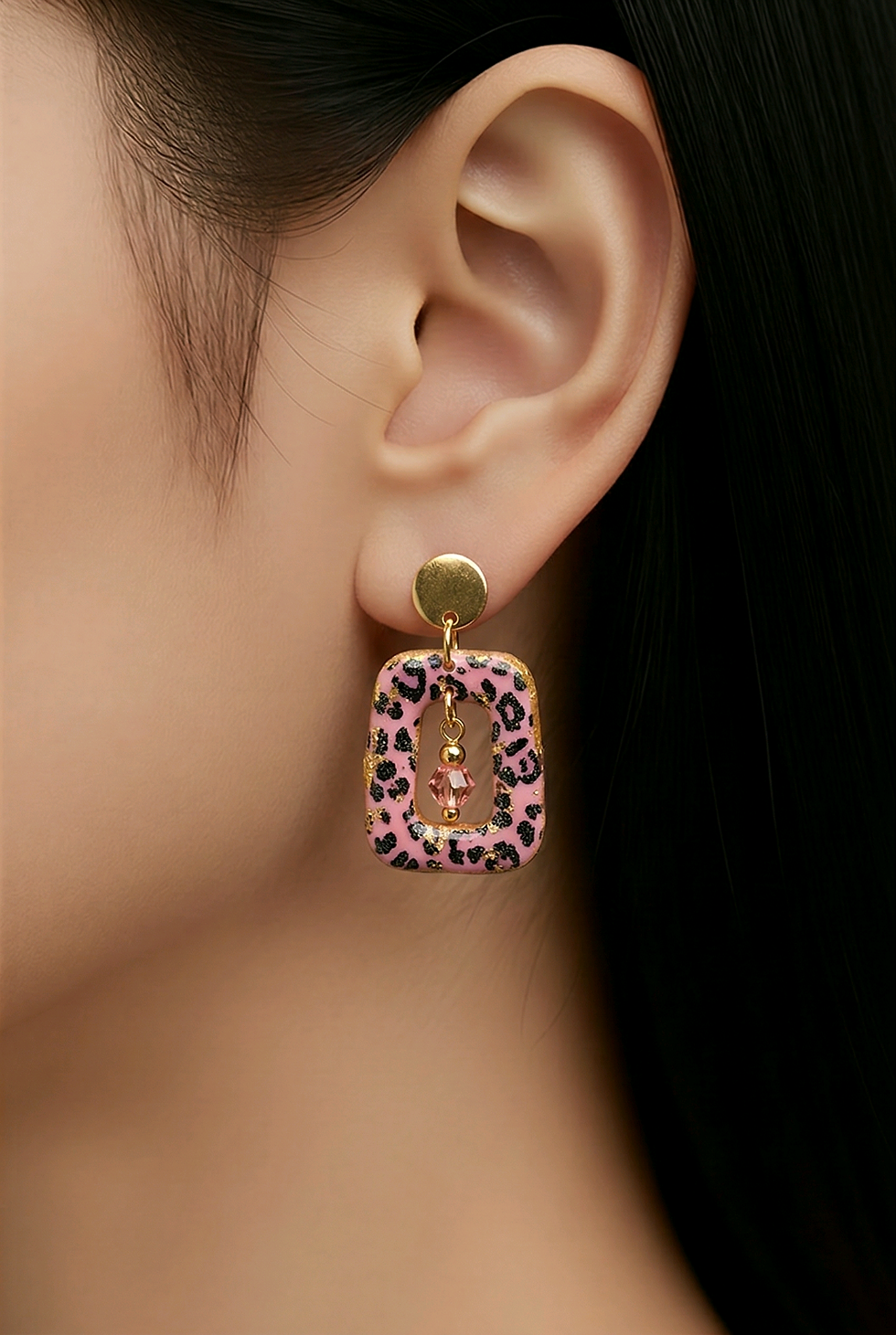 Boucles d'oreilles pâte polymère orangé LEOPARD recouverte d'époxy et sur acier inoxydable REACH– virginia Cie Art Bijoux