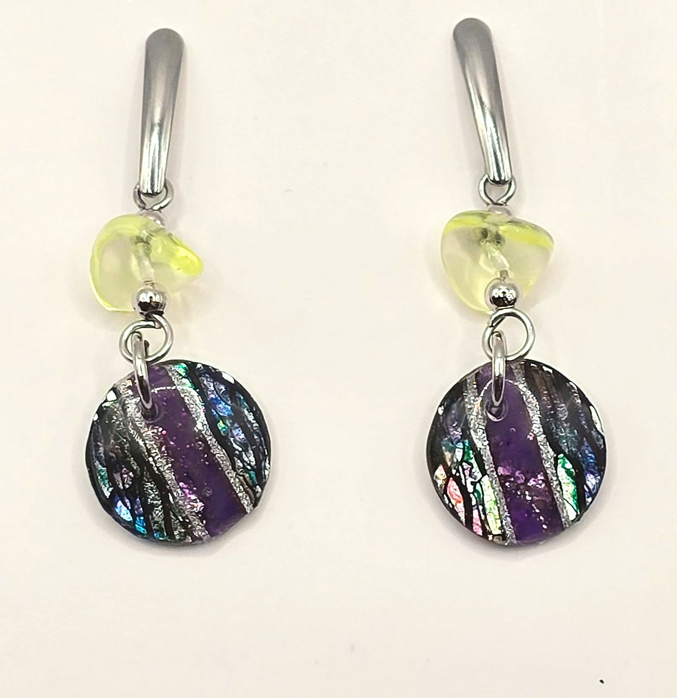 Boucles d'oreilles pâte polymère violette vert recouverte d'époxy et sur acier inoxydable REACH– virginia Cie Art Bijoux