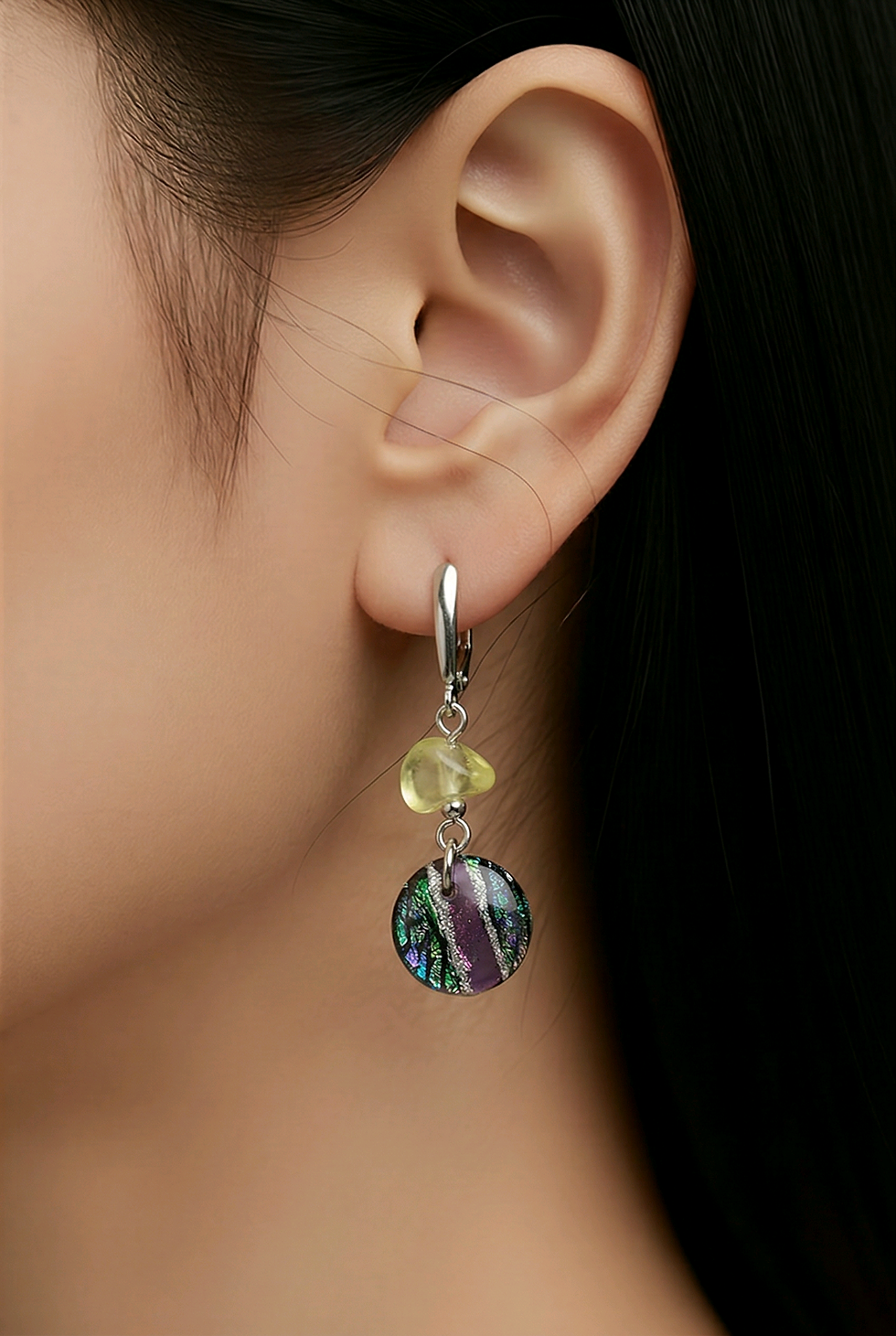 Boucles d'oreilles pâte polymère violette vert recouverte d'époxy et sur acier inoxydable REACH– virginia Cie Art Bijoux