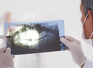 Dentista in possesso di radiografia