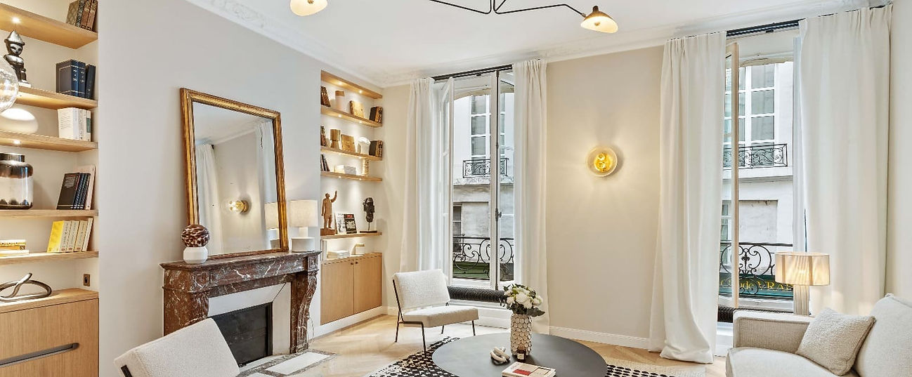 Aménagement d'un salon haussmannien moderne par Briulung Bâtiment _ menuiserie sur mesure