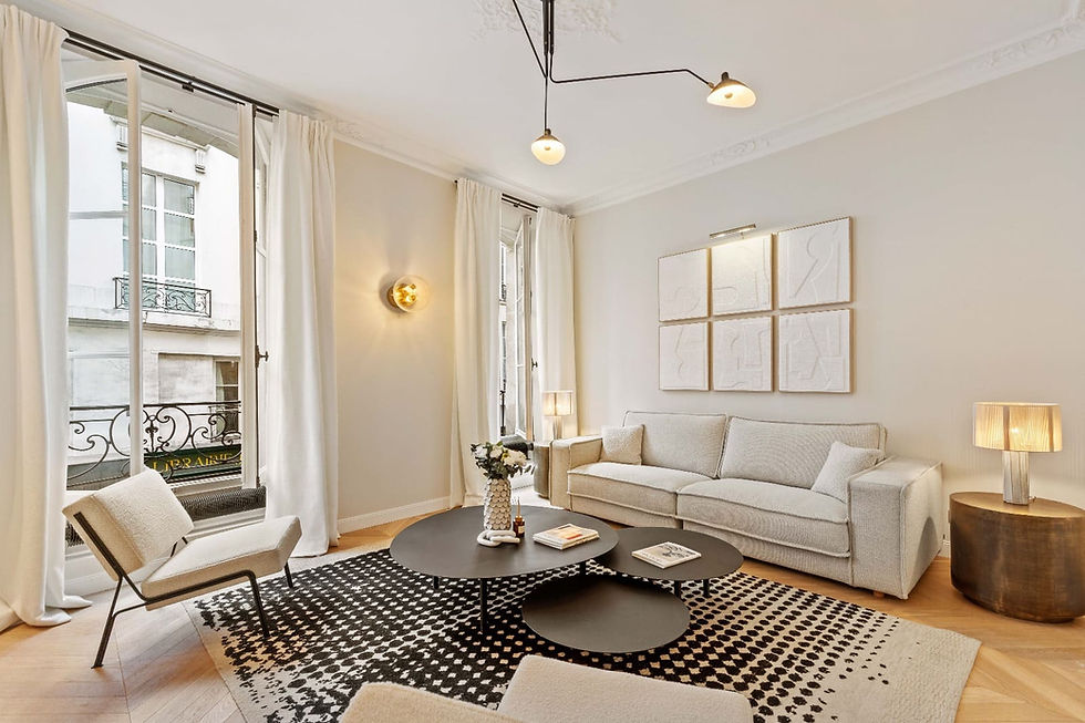 Le parquet en point de Hongrie : Une restauration minutieuse pour retrouver sa patine d'origine tout en l'adaptant aux nouvelles teintes de l'appartement.