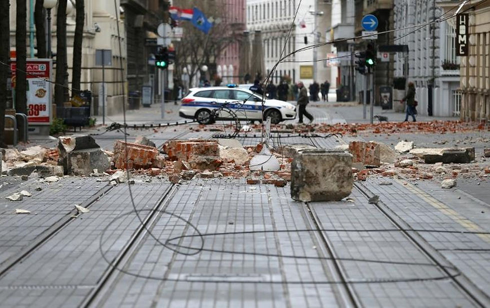 Pedaços de construções despedaçados no centro da Croácia (Foto: Antonio Bronic/Reuters)