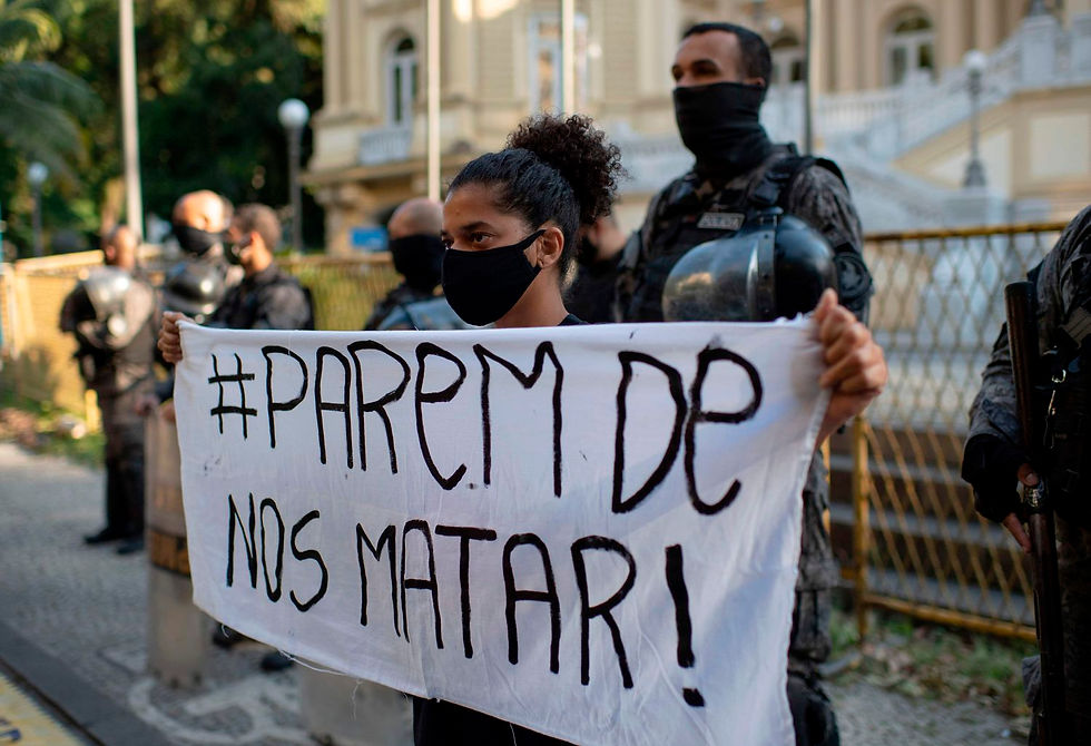 Manifestação contra a violência policial que ocorreu no Rio de Janeiro no dia 31 de maio (Foto: MAURO PIMENTEL / AFP)