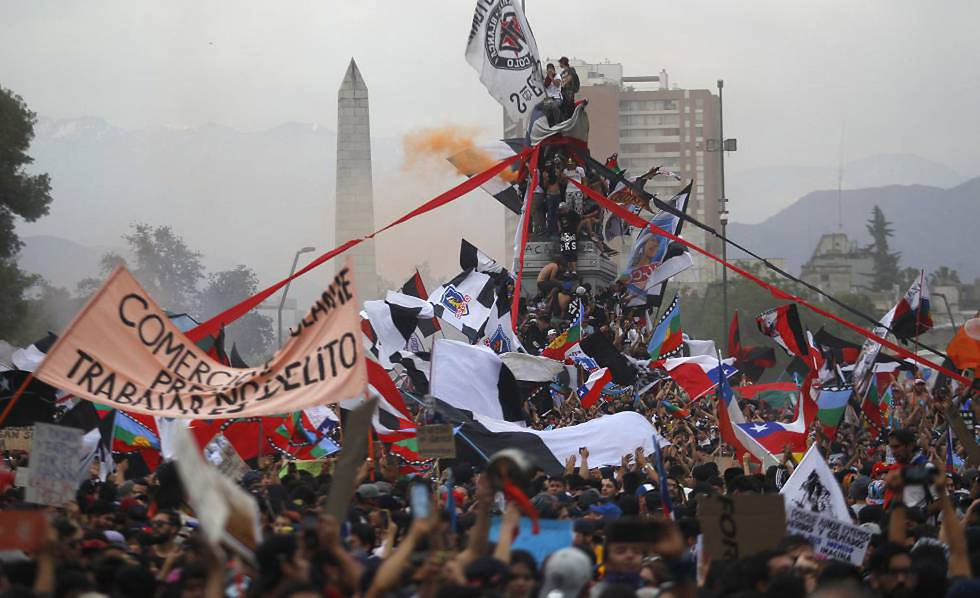 Manifestantes no Chile escalam monumentos para protestar contra o governo (Créditos: MARCELO HERNÁNDEZ (GETTY))