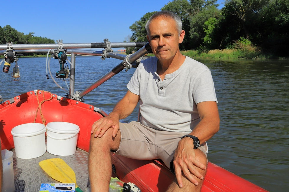 Mintavétel a Mosoni-Dunán – dr. Guti Gábor, a Széchenyi István Egyetem tudományos főmunkatársa, a MonStur projekt hazai feladatainak koordinátora.