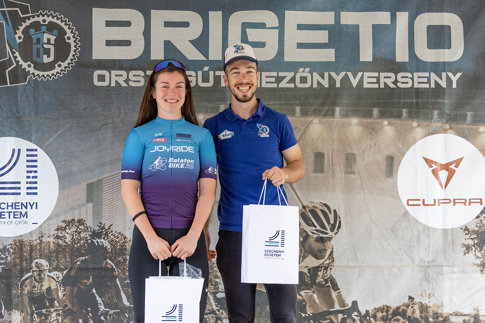 A verseny két különdíjasa, Punk Adrienn az egyetem korábbi, ifj. Héregi Péter pedig az intézmény jelenlegi hallgatója. (Fotó: Rovács Mariann)
