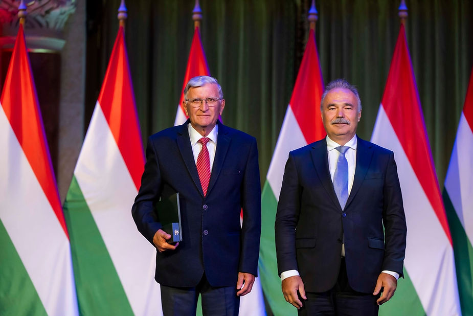 Dr András Unger with Dr István Nagy, Minister of Agriculture, after receiving the award. Dr András Unger with Dr István Nagy, Minister of Agriculture, after receiving the award.
