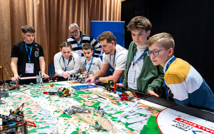 Játék és tanulás: LEGO-robotokkal versenyeztek a diákok a Széchenyi István Egyetemen