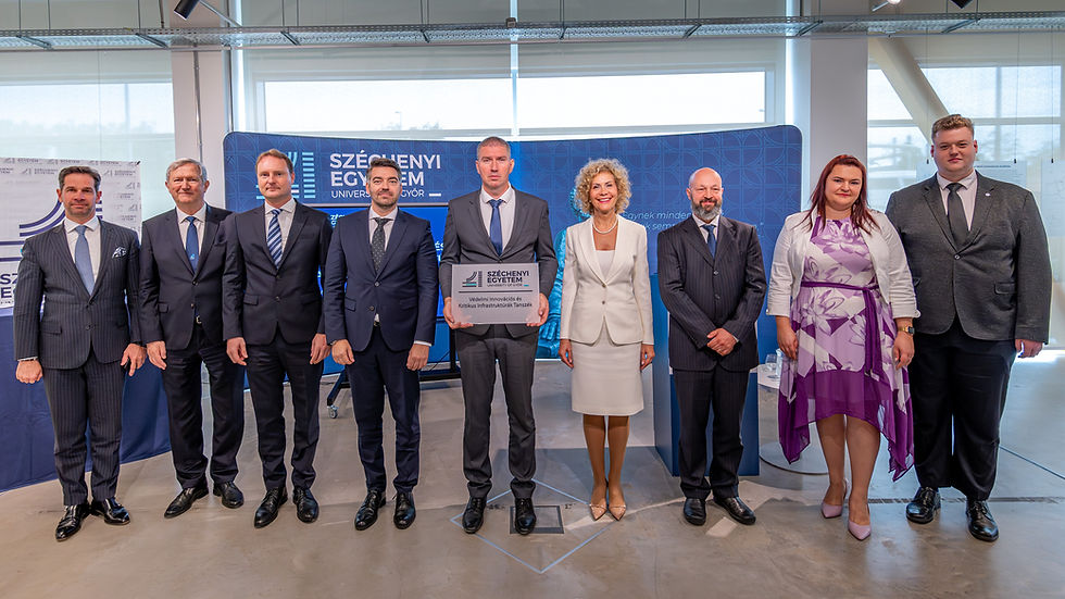 Az ünnepség résztvevői az új tanszék névtáblájával: Hendrich Balázs nagykövet, dr. Friedler Ferenc, az egyetem rektora, tudományos elnökhelyettese, dr. Filep Bálint, az egyetem elnöke, dr. Kutnyányszky Zsolt államtitkár, dr. Szauter Ferenc tanszékvezető, dr. Lukács Eszter, az egyetem nemzetközi és stratégiai kapcsolatokért felelős elnökhelyettese, dr. Ballagi Áron, az Informatikai és Villamosmérnöki Kar dékánja, dr. Szabó Sarolta, az egyetem stratégiai igazgatója és Vályi Nagy Dávid, az egyetemi hallgatói önkormányzat elnöke. (Fotó: Adorján András)