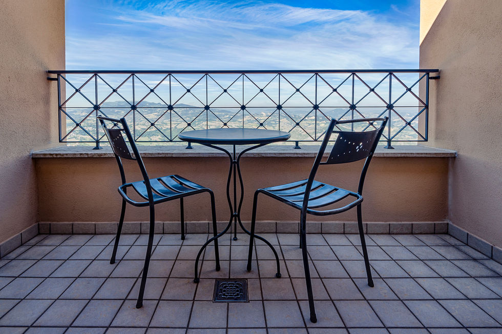camera superior hotel la grotta san marino con terrazzo e affaccio sul centro storico