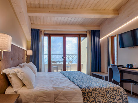superior rooms Located on the third floor of the property in the historic center of San Marino, with an attic roof 
