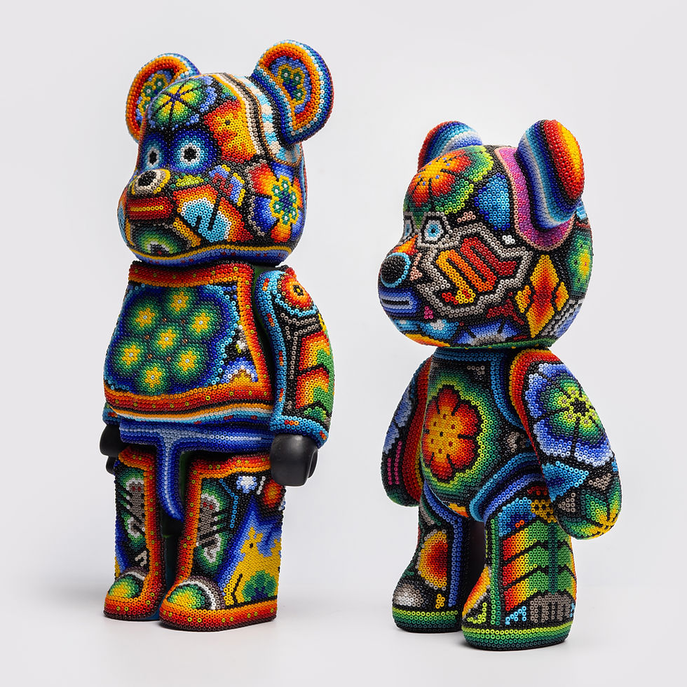 Miniatura: BEARBRICK 2 PIEZAS ARTE HUICHOL, INCLUYE  CAJA DE EXHIBICIÓN DE ACRÍLICO 