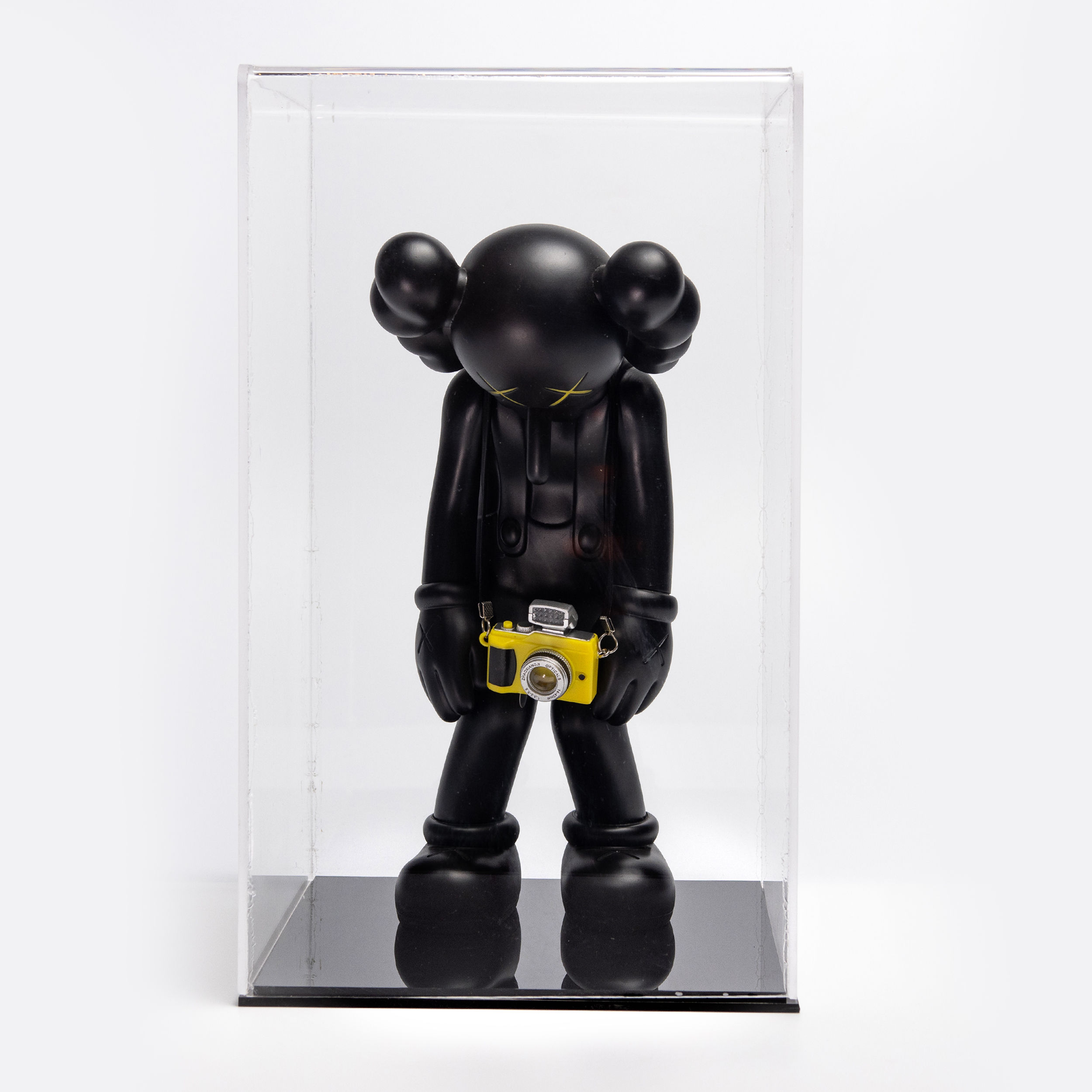 KAWS SMALL NEGRO CON CAJA DE EXHIBICIÓN DE ACRÍLICO