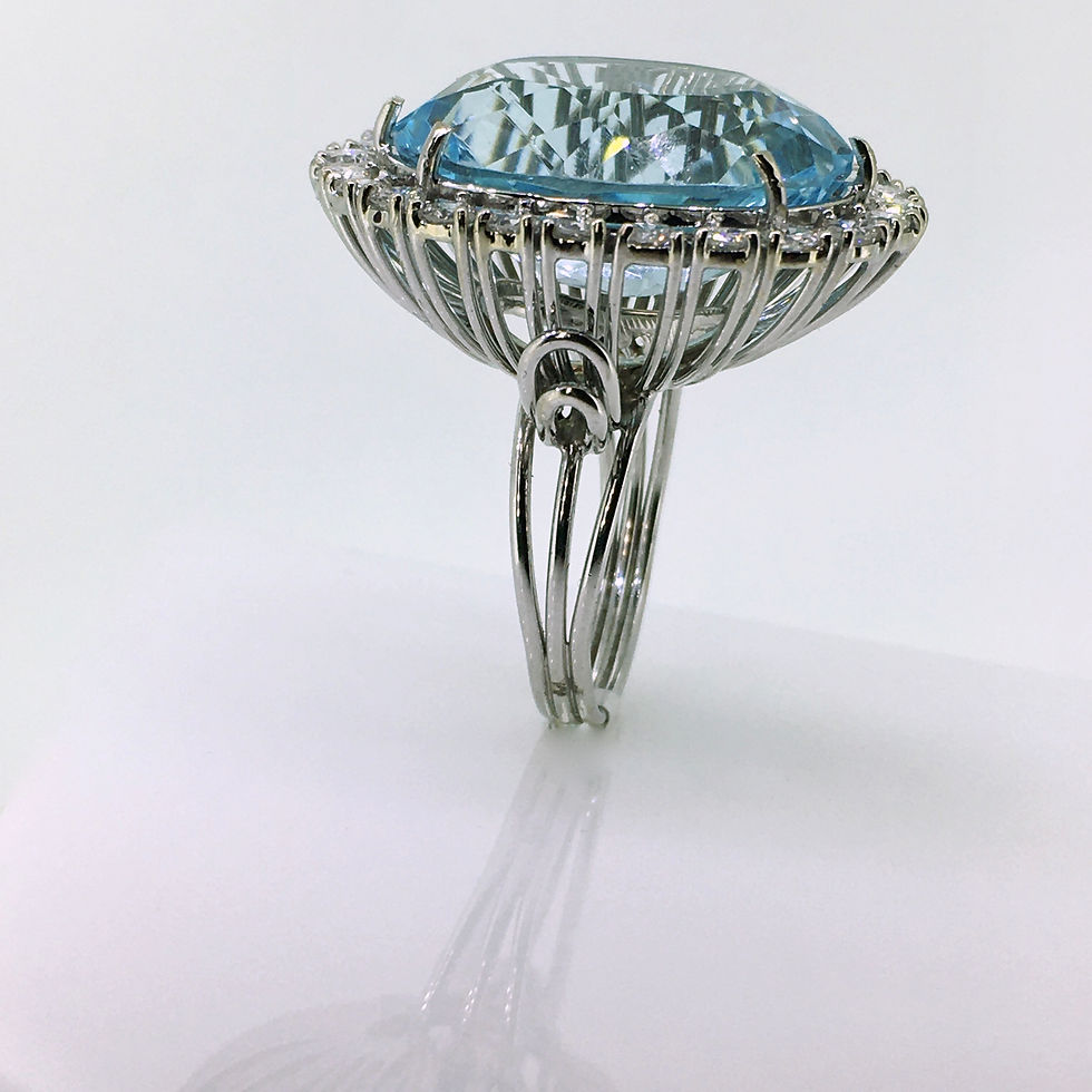 Thumbnail: Witgouden ring met schitterende blauwe topaas en briljanten