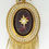 Thumbnail: Victoriaanse, geelgouden hanger met granaat en emaille, een museumstuk
