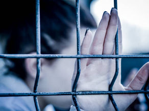 Mãe é presa após bebê de 1 ano ser encontrado com fome e ferimentos graves