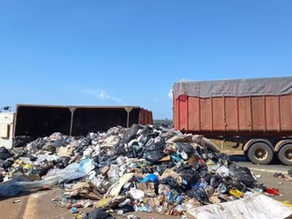 Caminhão tomba e espalha seis toneladas de lixo em rodovia de Cesário Lange