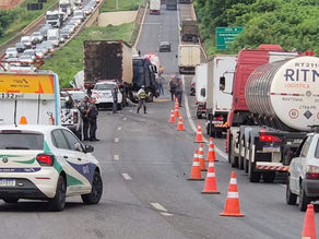 Caminhão atropela equipe que atendia acidente em rodovia; funcionário de concessionária morre e PMs ficam feridos