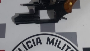 Polícia Militar prende homem por porte ilegal de arma de fogo e violência doméstica em Conchas