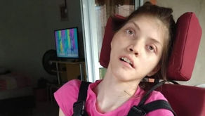 Jovem de Torre de Pedra desafia prognóstico médico e mobiliza campanha por cadeira adaptada