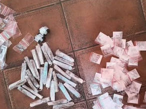 Primos são presos por tráfico de drogas em Torre de Pedra