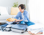 旅行の準備をする人